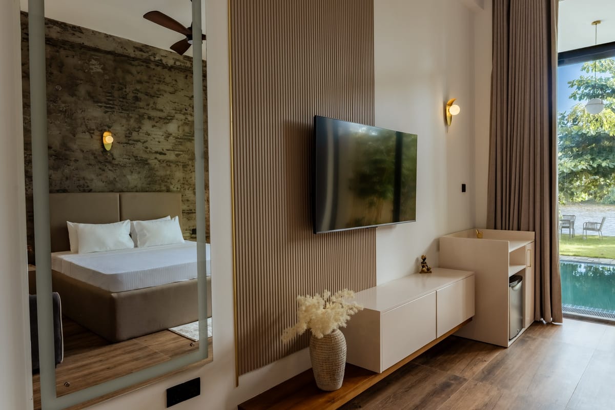 Pool View Room 1, TV corner and the bed in the mirror