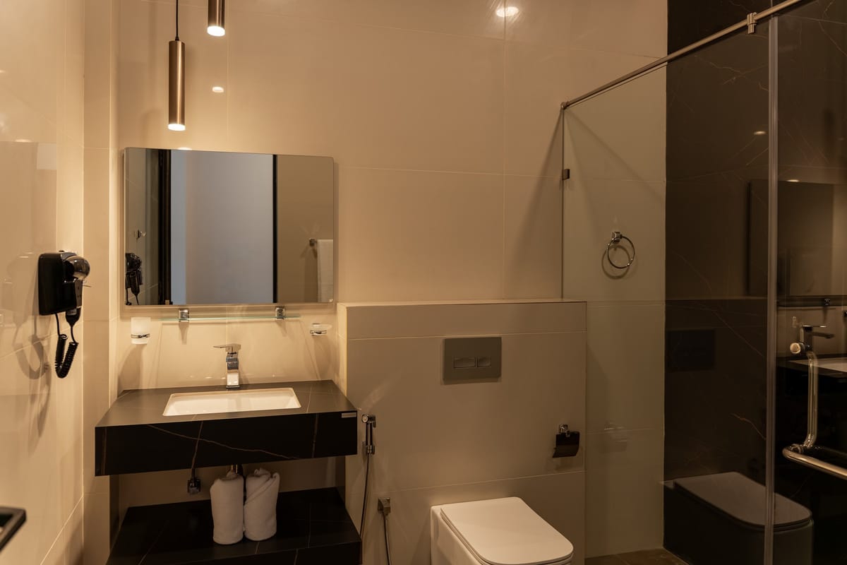 Pool View Room 1 bathroom