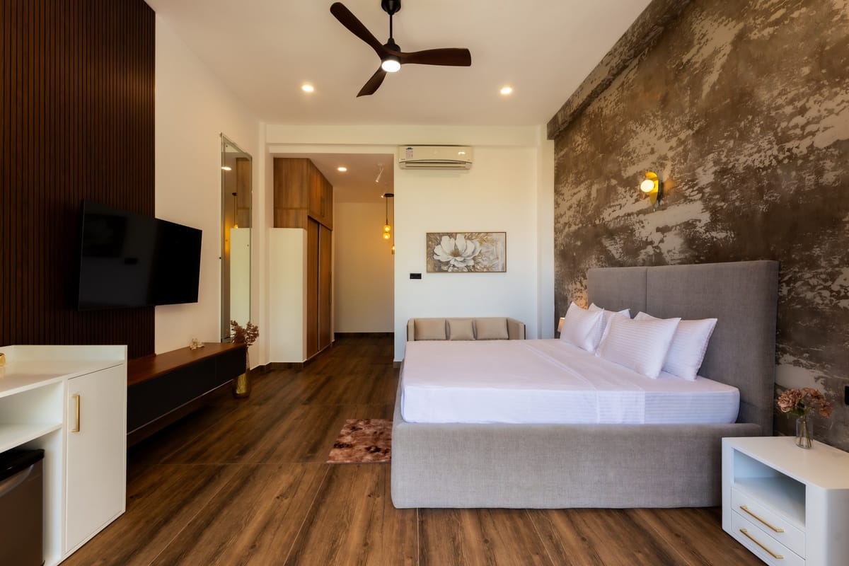 River View Room 3, bedroom and seating area